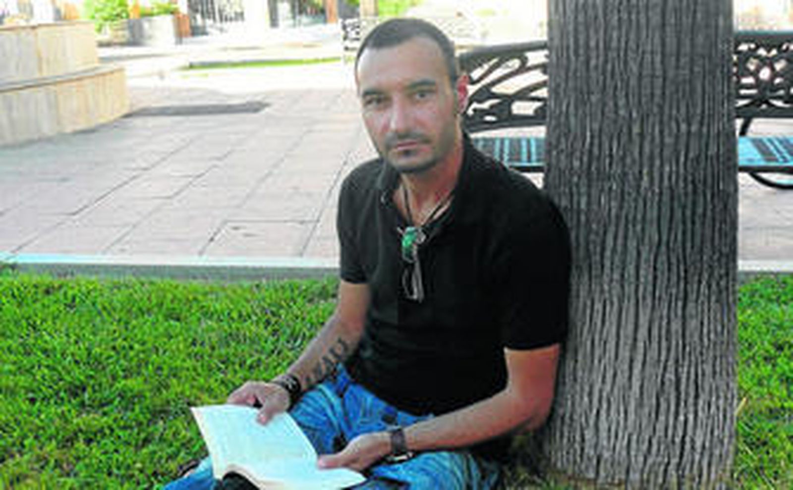 Antonio Manuel Infantes, joven de Bollullos Par del Condado, autor de la novela 'El Trono de Dios'.