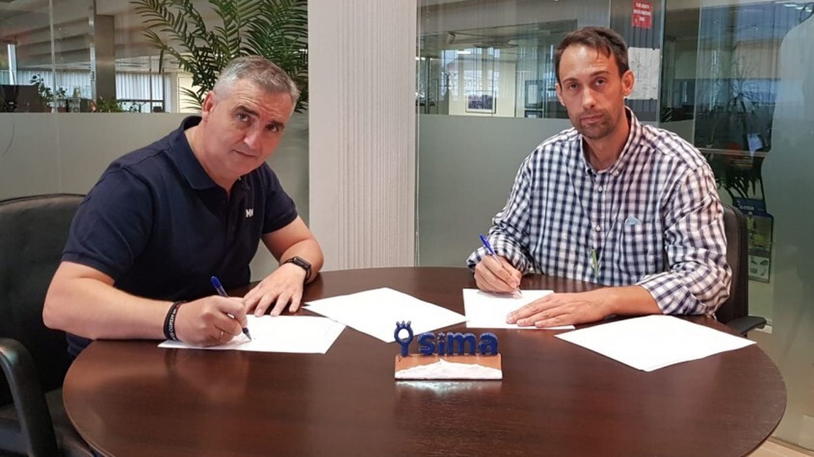 Firma del acuerdo entre Sima y el Granada FS