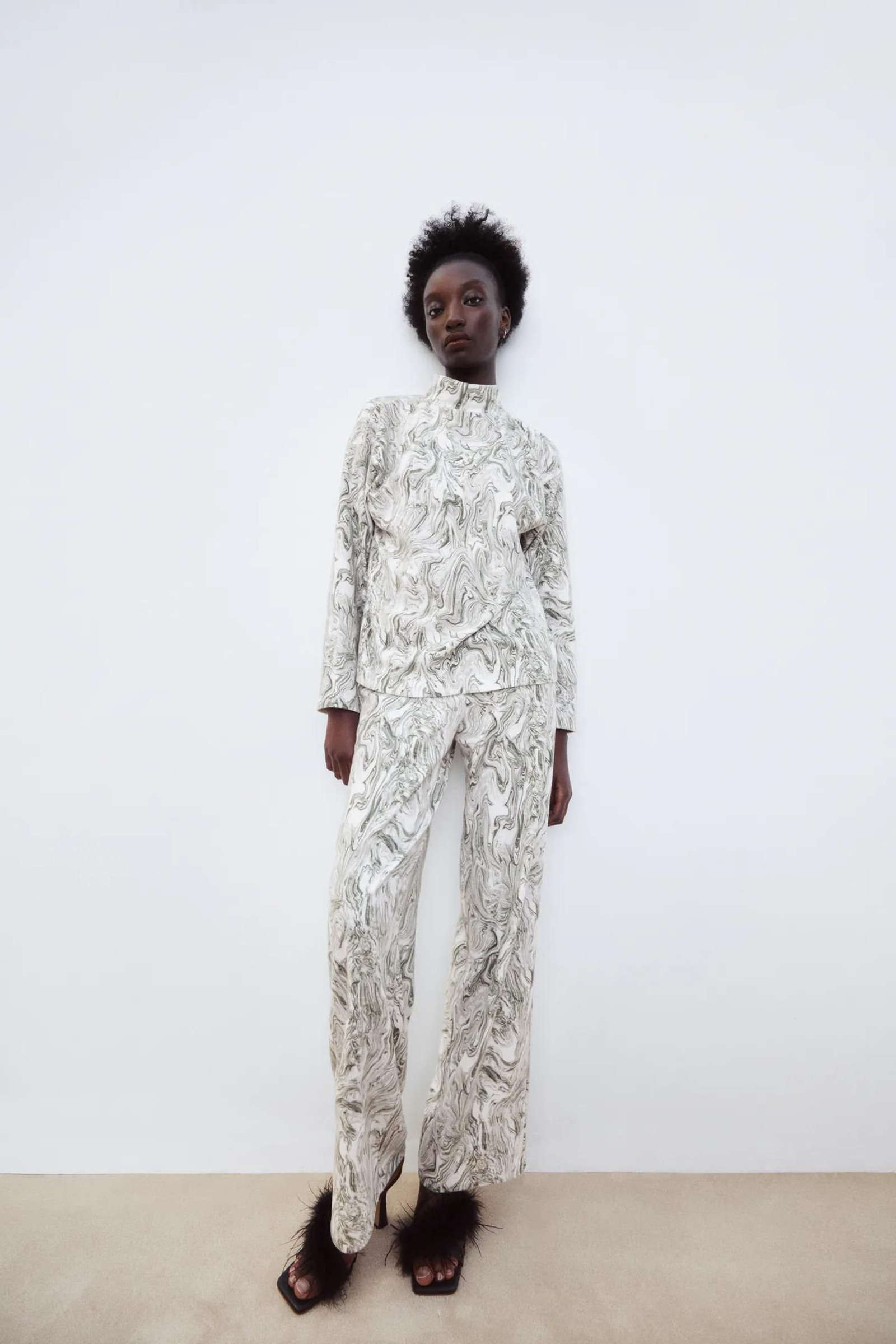 Conjunto con estampado marmoleado de Zara.