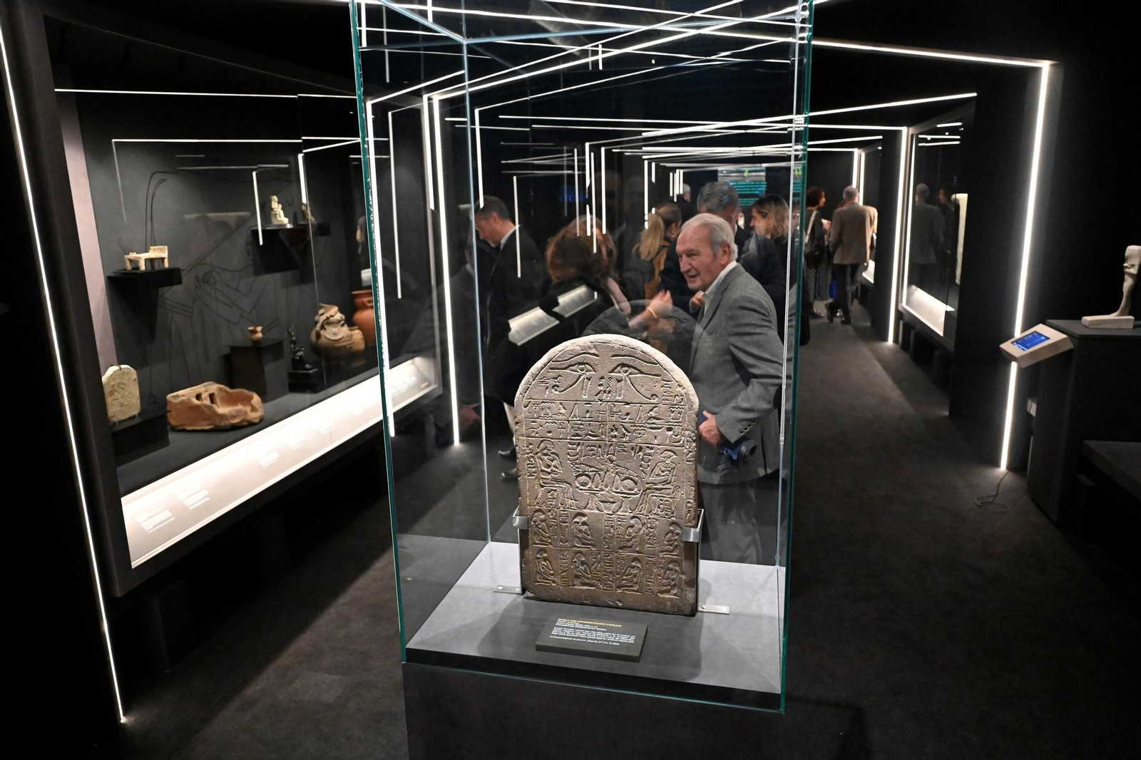 Una estela expuesta en la Sala Vimcorsa dentro de la exposición sobre Egipto.