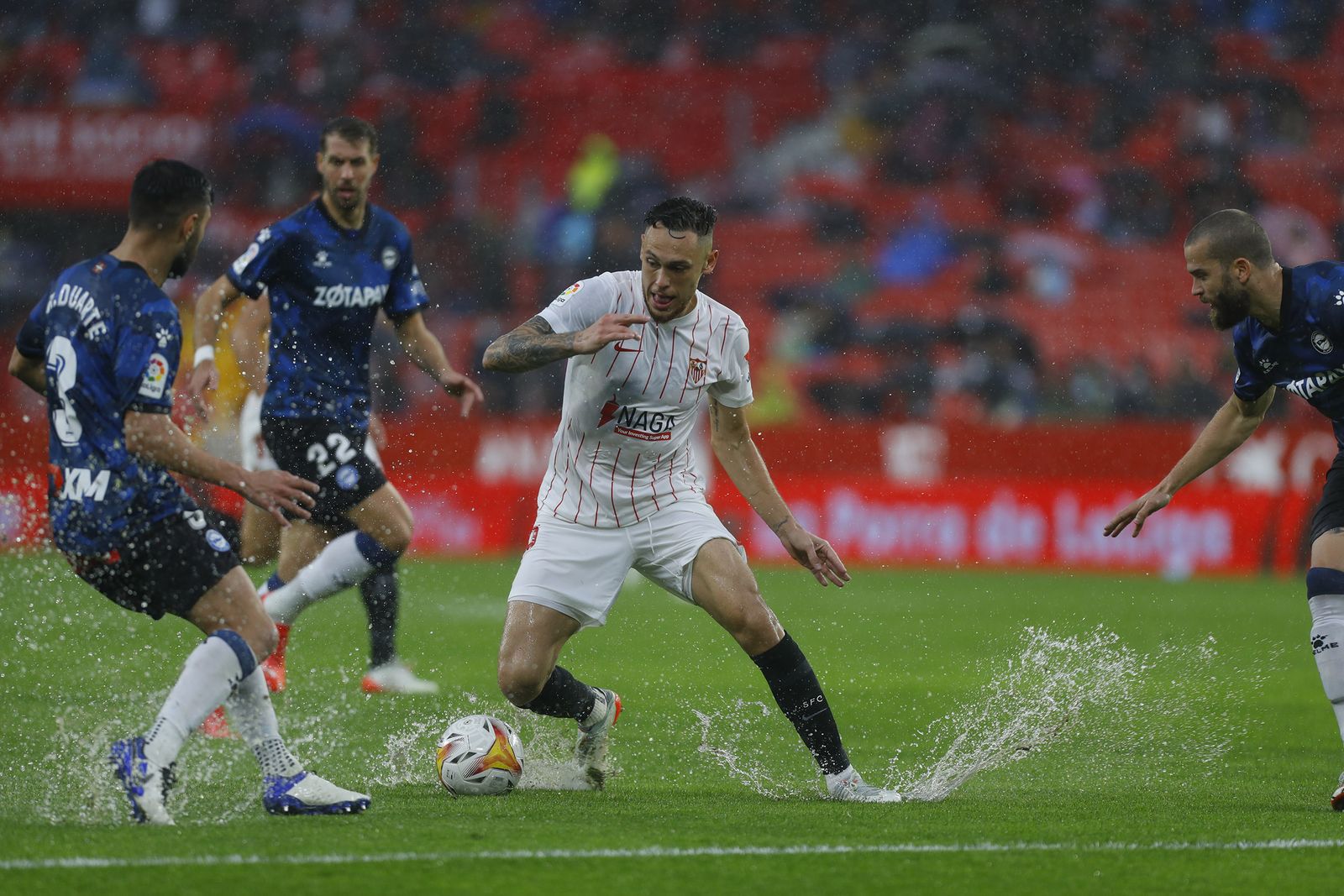 Ocampos, autor del primer gol, trata de evitar los charcos en el Ramón Sánchez-Pizjuán.