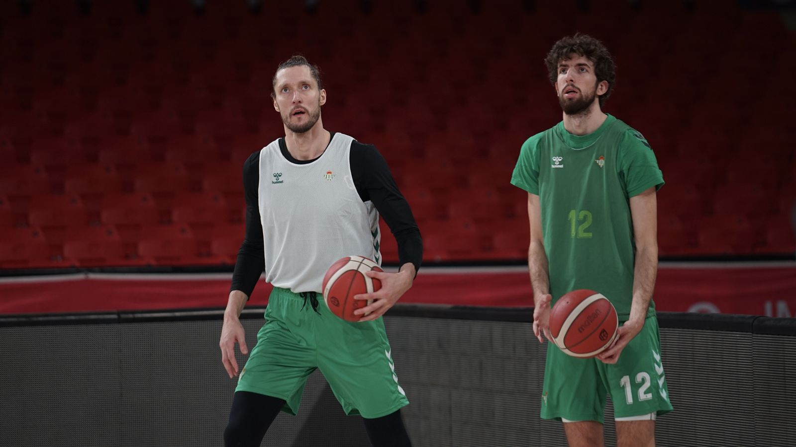 Kaspars Berzins, en un entrenamiento junto a Doménech.