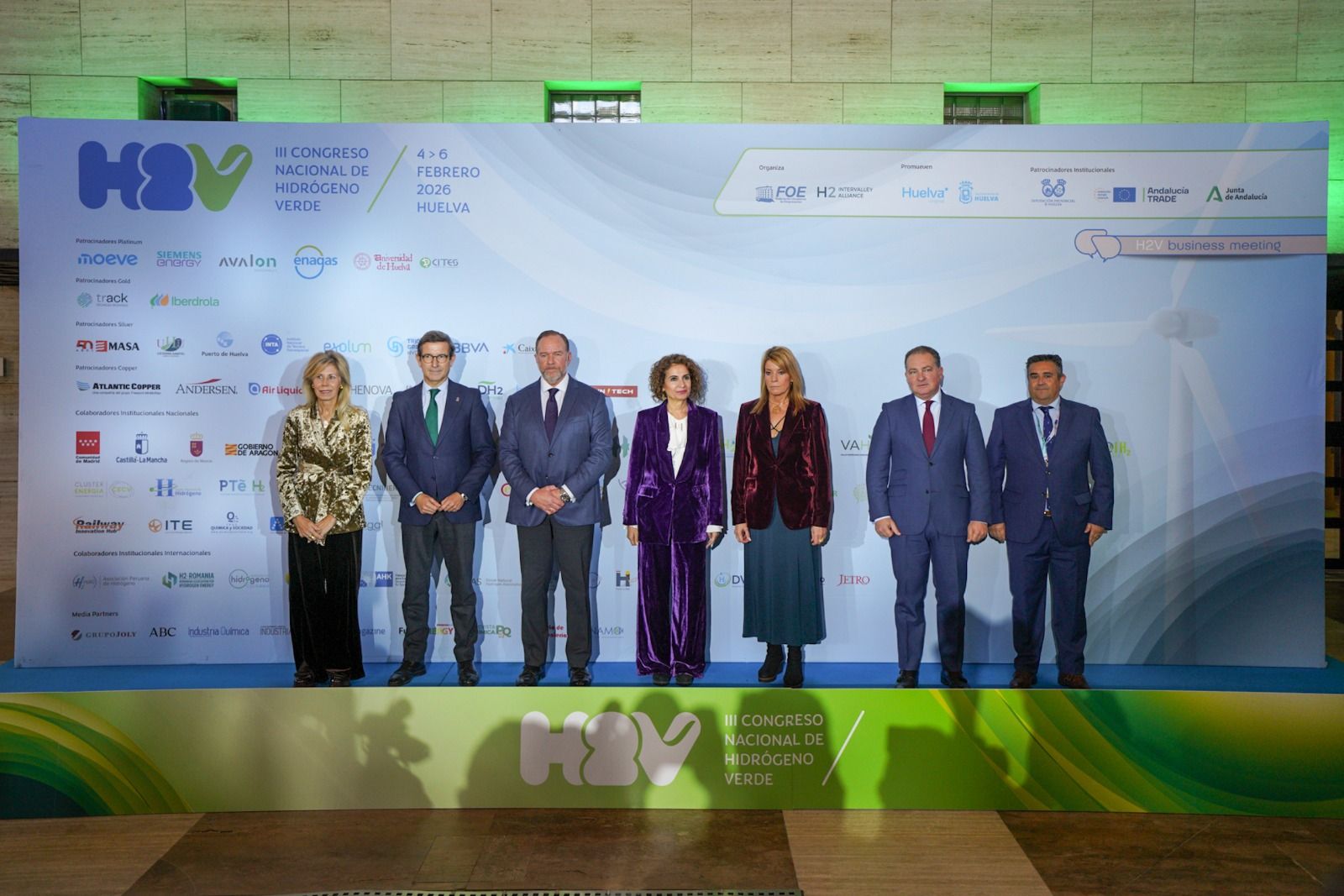 Representantes institucionales y empresariales durante la clausura del encuentro.