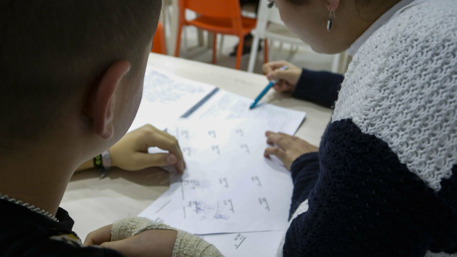 Dos de los adolescentes internados en Adinfa, en sus horas de estudio.