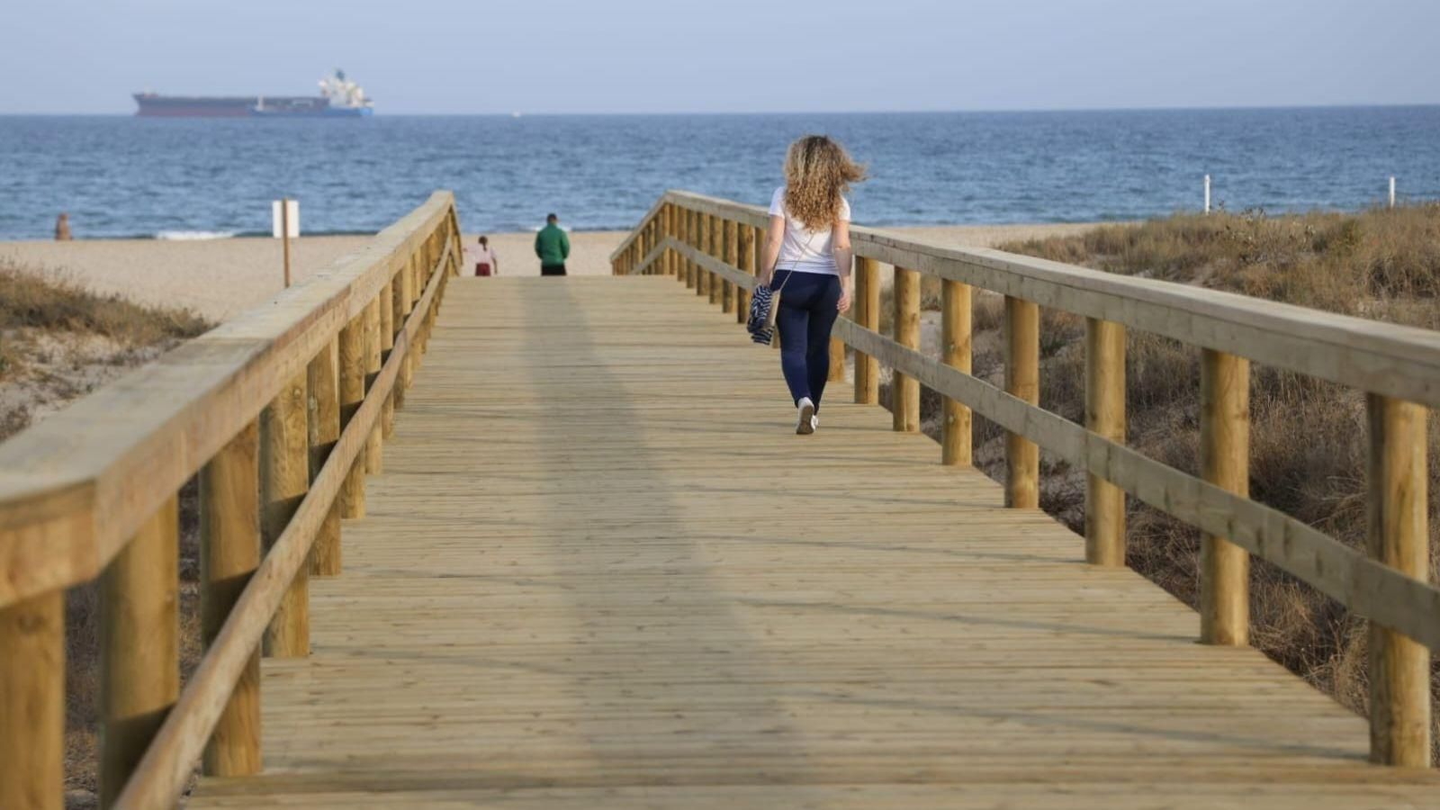 Paseantes por la playa de Getares, en Algeciras.