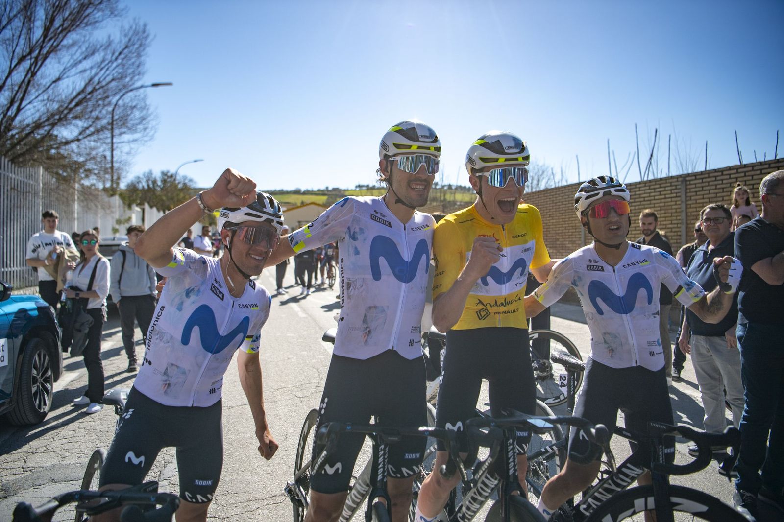 Iván Romeo celebra con sus compañeros del Movistar Team la victoria final en la Ruta del Sol Vuelta a Andalucía.