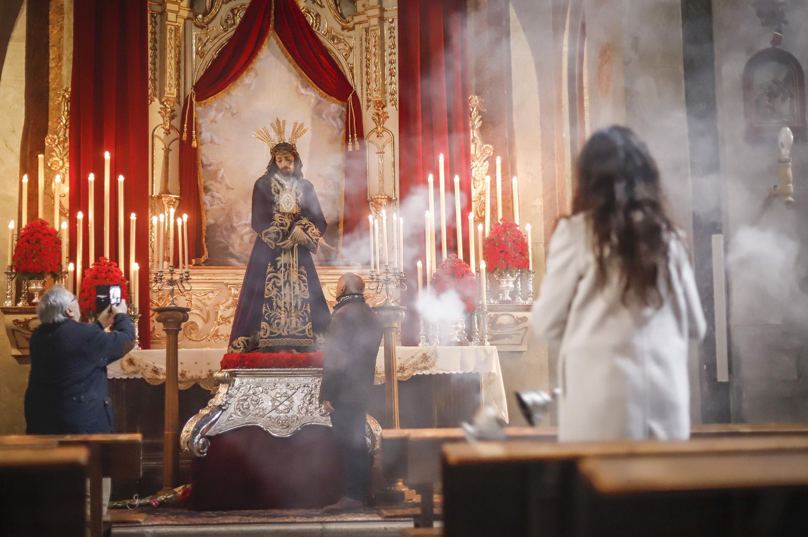 Besapiés a Jesús del Rescate en el primer viernes de Cuaresma