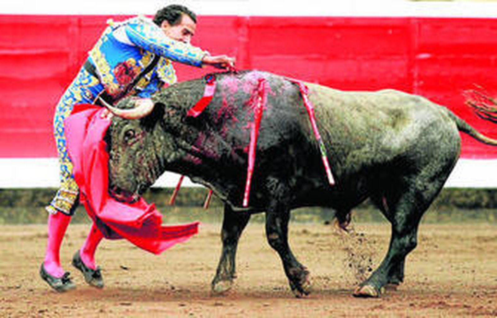 Iván Fandiño en una estocada al toro de Victorino, en su encerrona en la plaza de Bilbao.