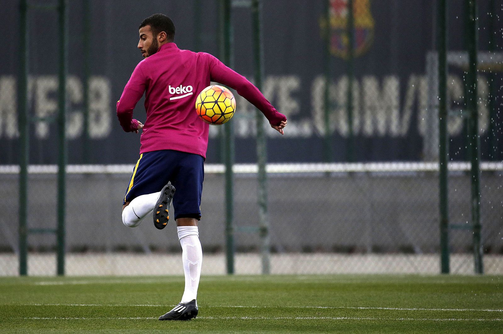 Rafinha golpea el balón de tacón en un entrenamiento del Barcelona.