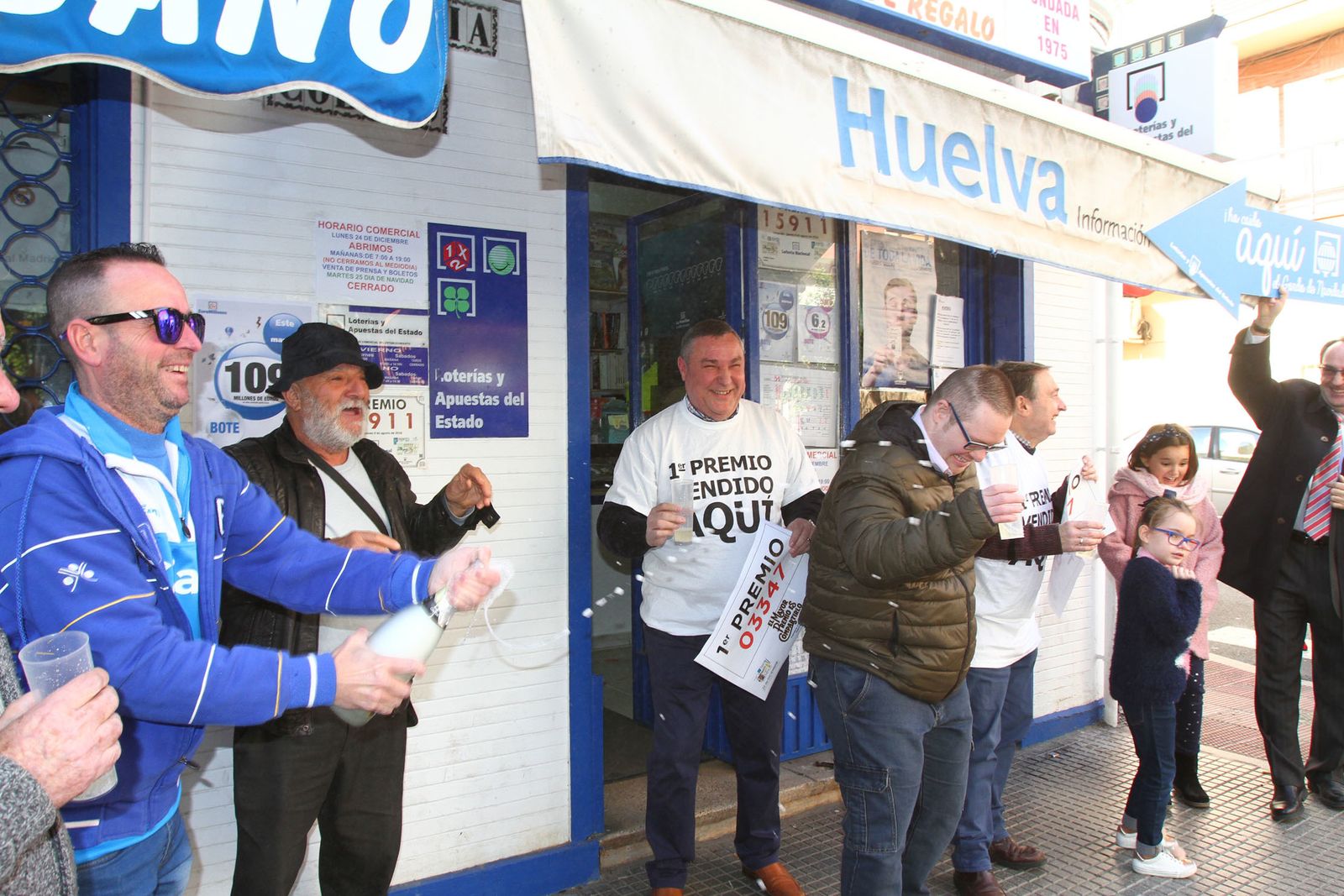Alegría en Huelva tras tocar por primera vez el gordo en la capital.