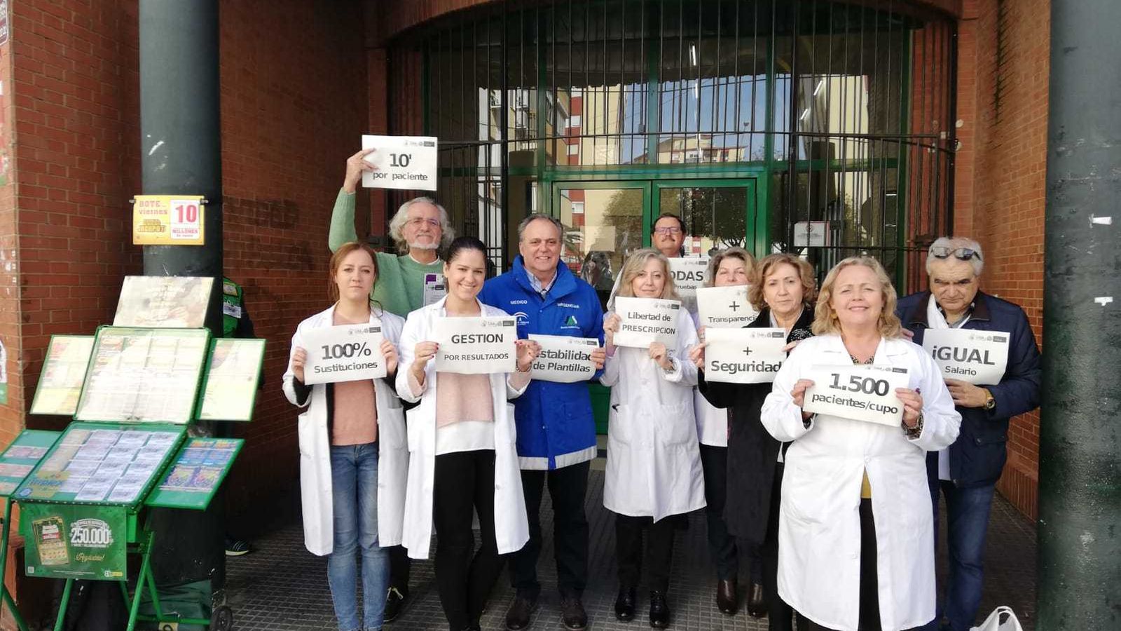 Concentración en el centro de salud de Los Rosales.