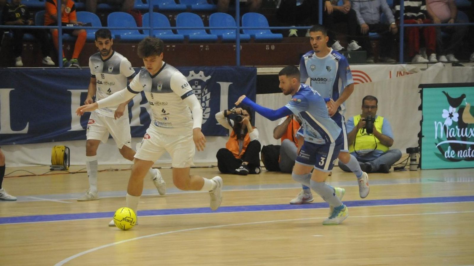 Santa Cruz y Josete, en acción en este encuentro del playoff. Santa Cruz y Josete, en acción en este encuentro del playoff.