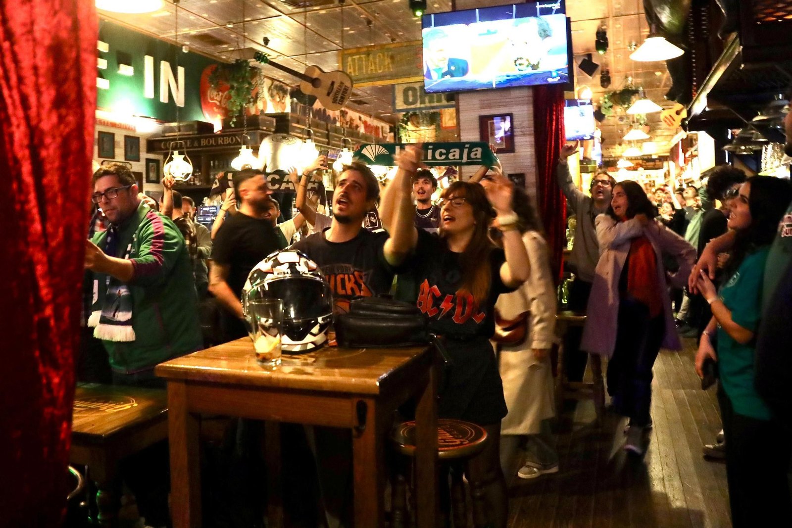 La fiesta de Le Grand Café con el Unicaja: "¡Campeones, campeones!"