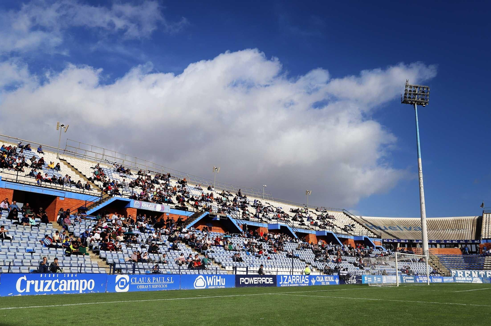 Imágenes del ambiente en las gradas del Nuevo Colombino durante el Recre-Vélez