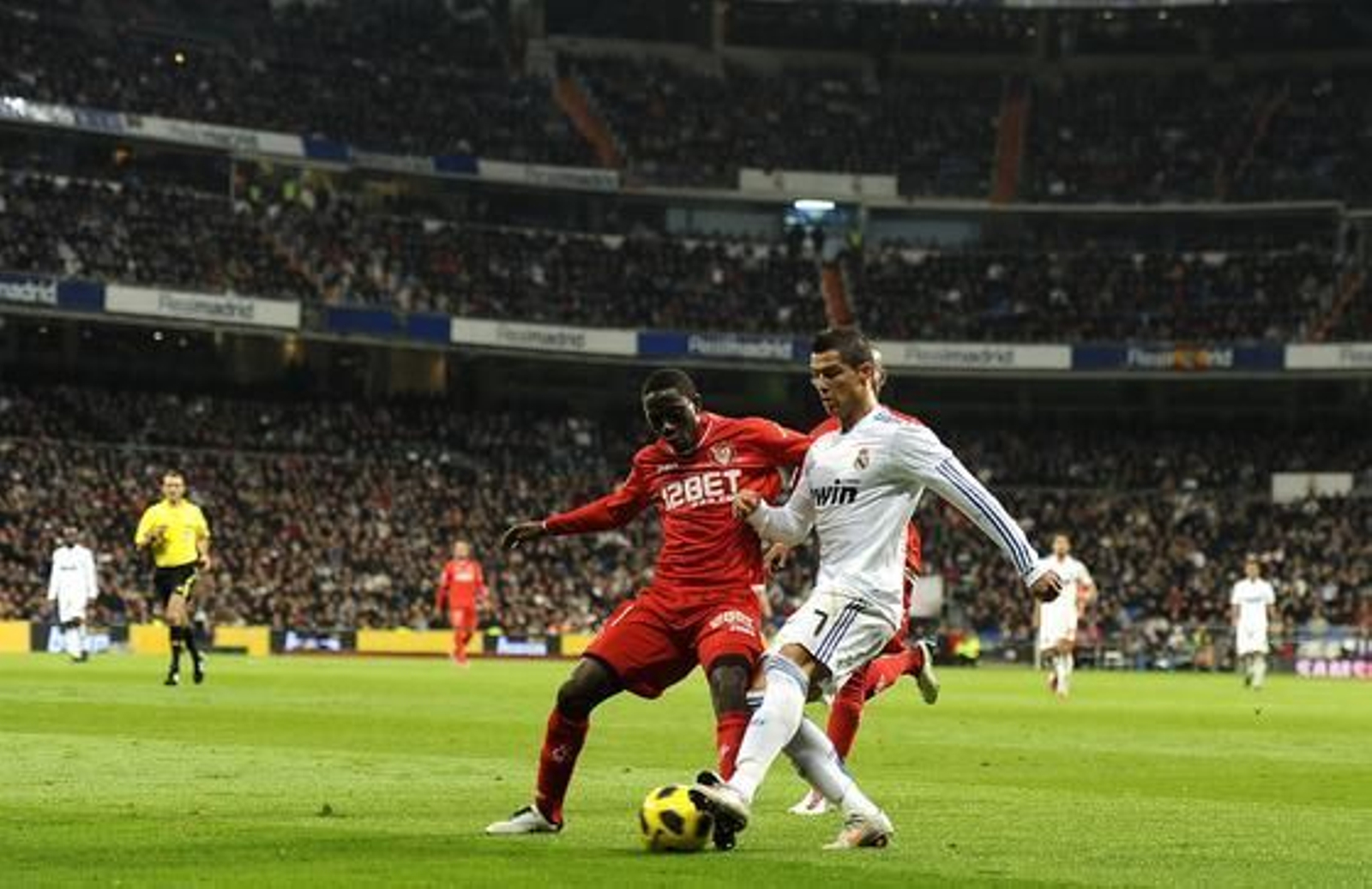 El Sevilla cae en el Bernabéu pese a jugar con un jugador más durante casi media hora. / AFP