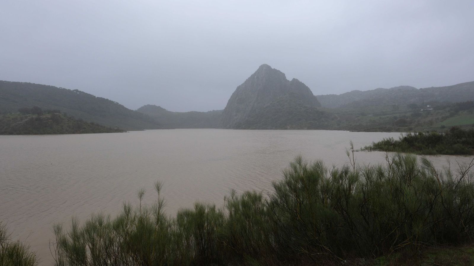 Imagen del pantano con el cerro de Tavizna al fondo.