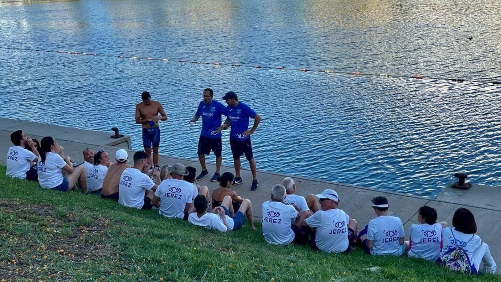Los nadadores del Jerz Máster siguen atentos las instrucciones de sus entrenadores.