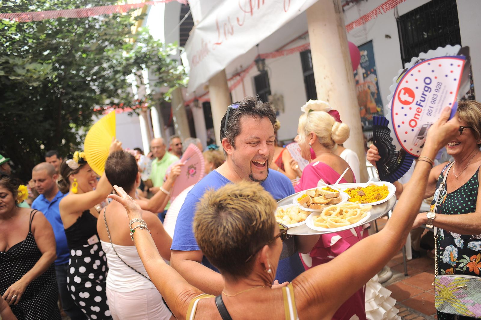 Paella y piquitos para reponer fuerzas.
