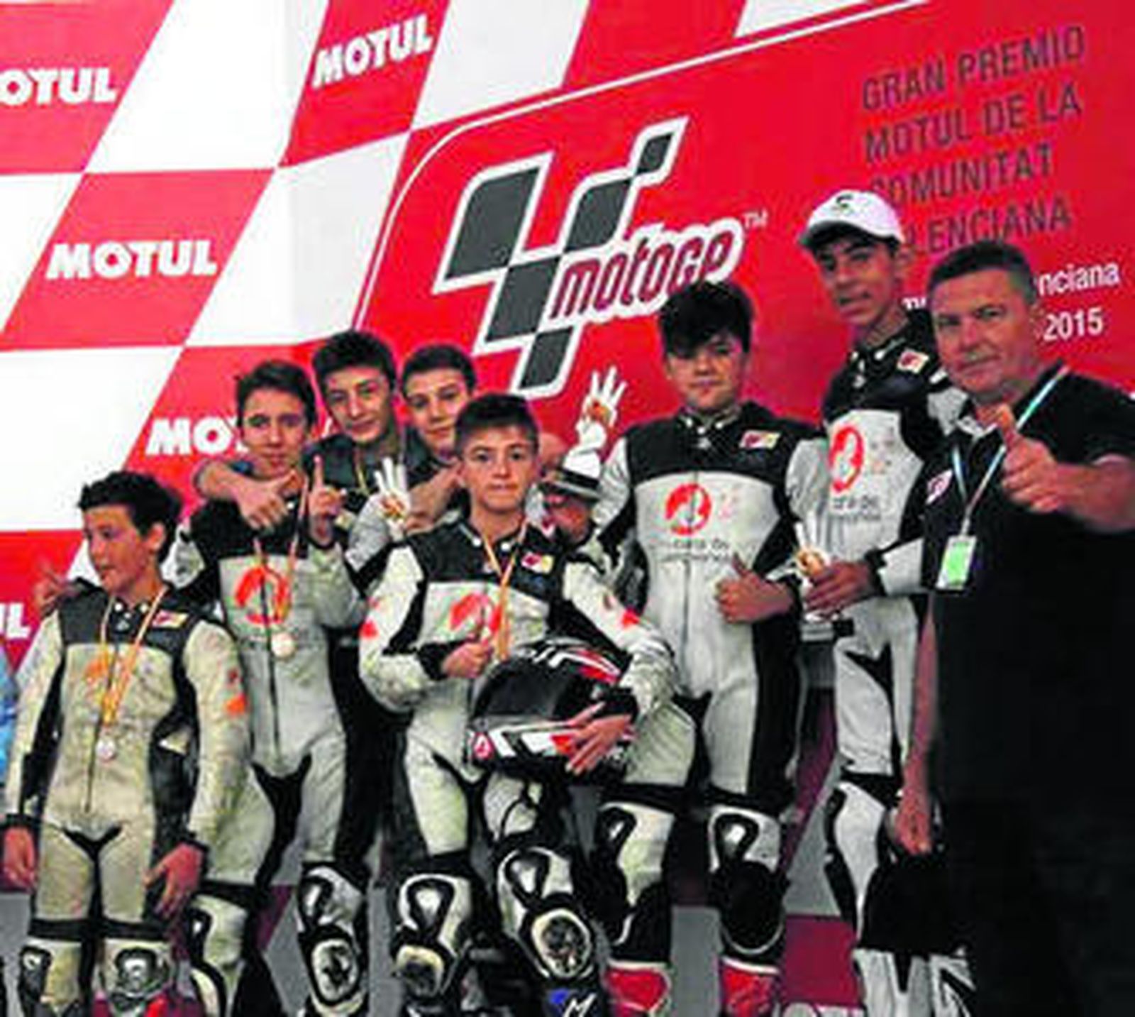El piloto jerezano, en lo alto del podio del circuito valenciano (d) y con sus compañeros de la Cuna de Campeones.