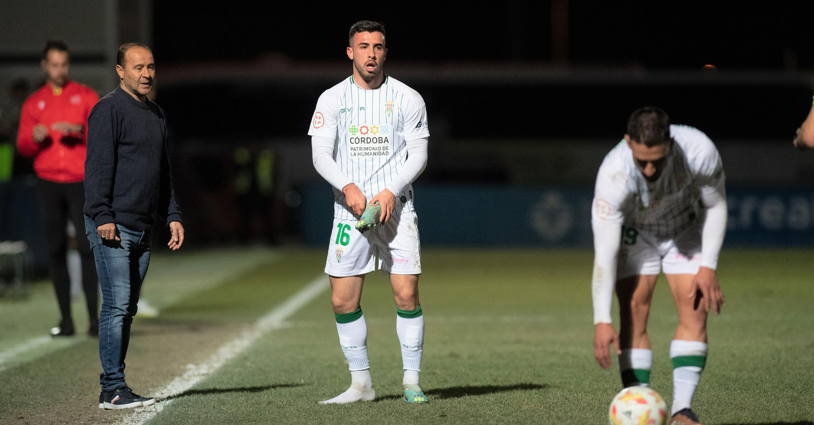 Carlos Puga se recoloca una bota en la visita del Córdoba CF al Fuenlabrada.
