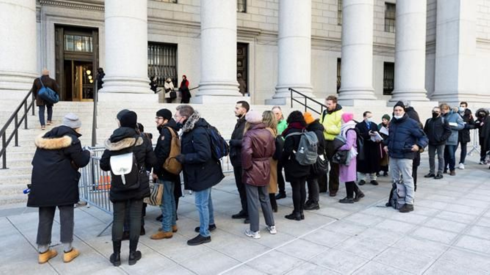 Público aguardando para entrar en el juicio contra Ghislaine Maxwell en Nueva York.