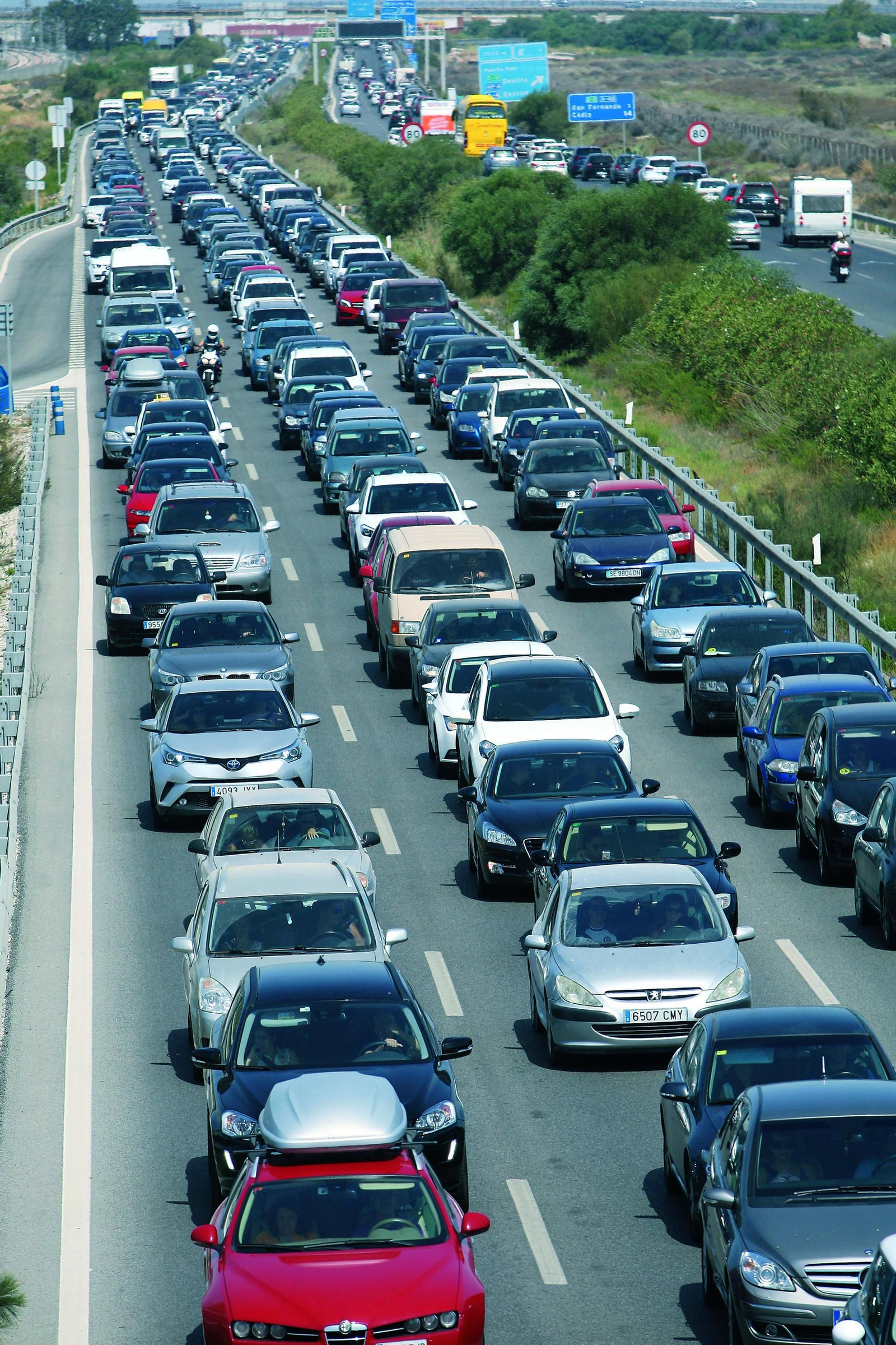 Colas de coches en la zona de Tres Caminos, ayer a mediodía.