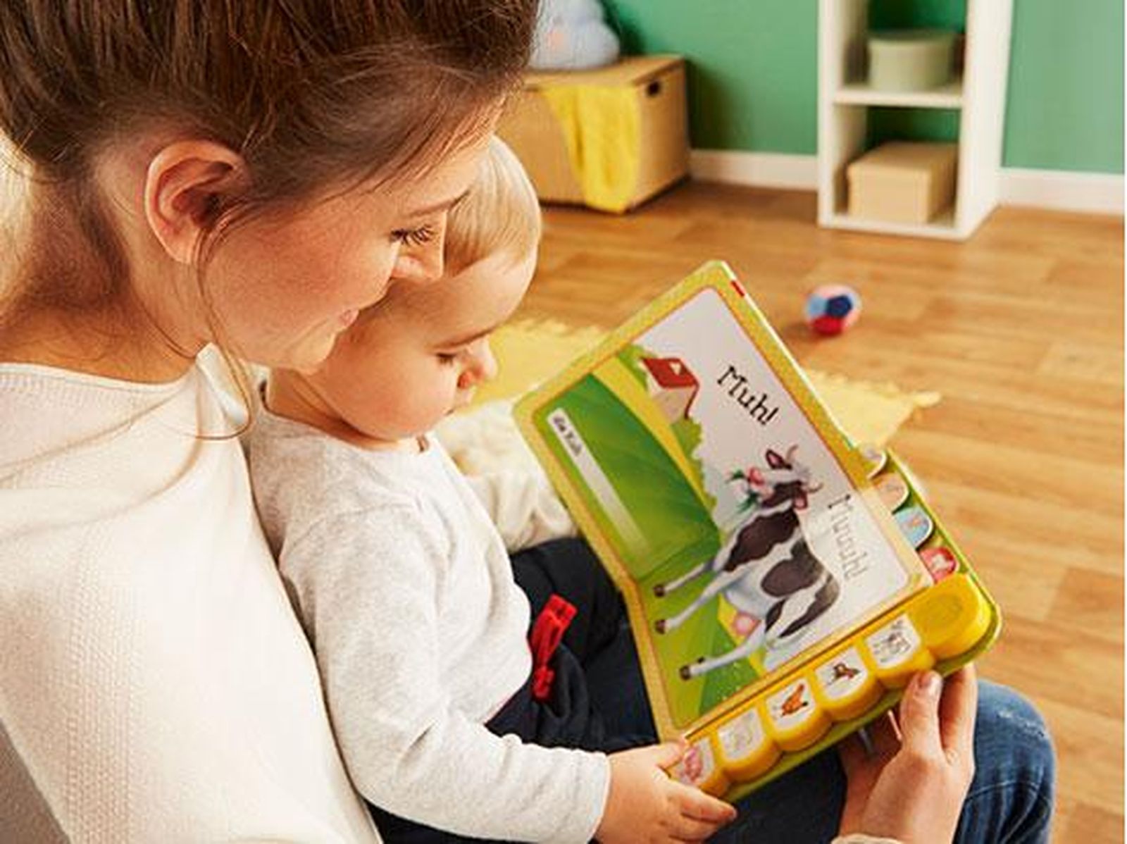 Una madre lee un libro con su hijo