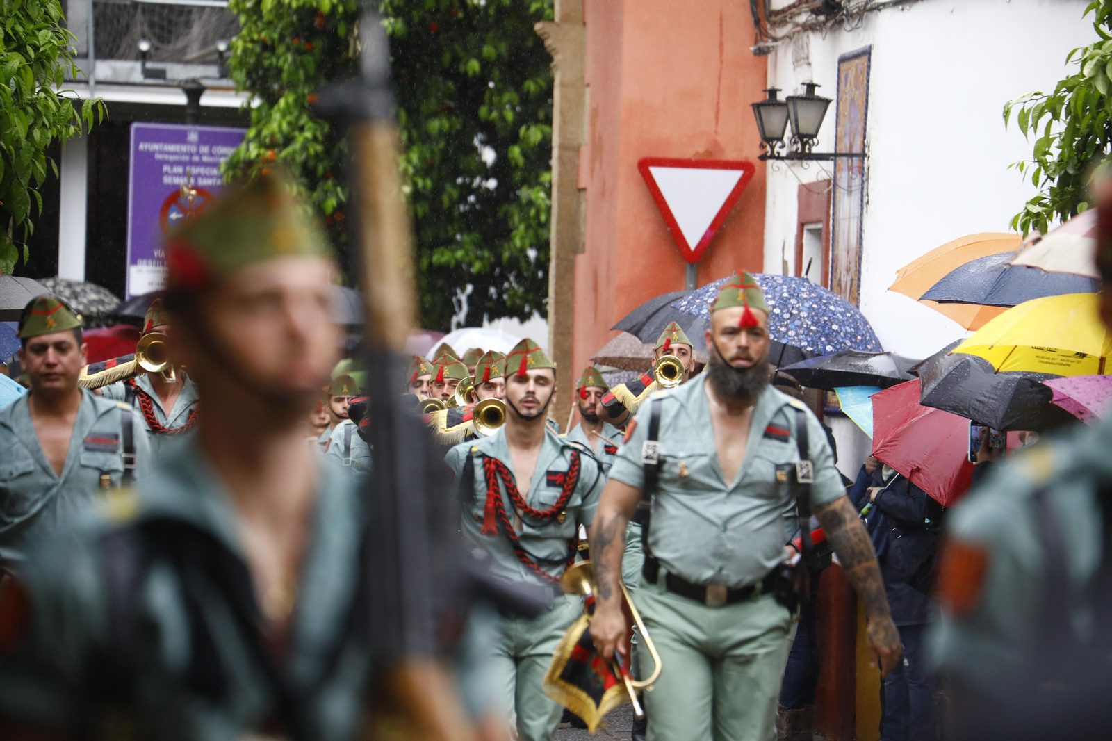 Las mejores imágenes del vía crucis de la Caridad de Córdoba con la Legión en este Viernes Santo