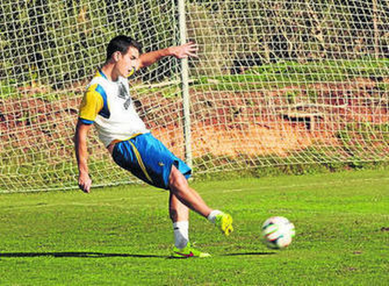 Arregi golpea el esférico en una sesión en El Rosal.