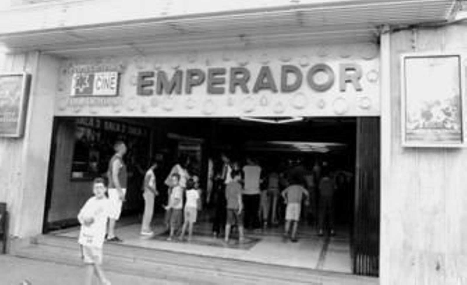 Fachada del Cine Emperador.