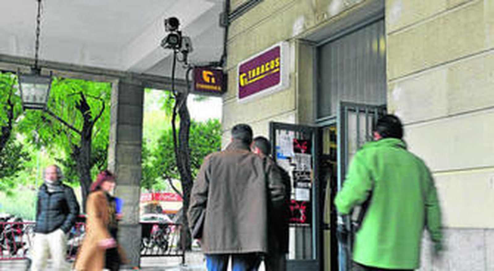 El estanco del edificio de los juzgados volvió ayer a abrir sus puertas tras reparar los daños causados por los ladrones.