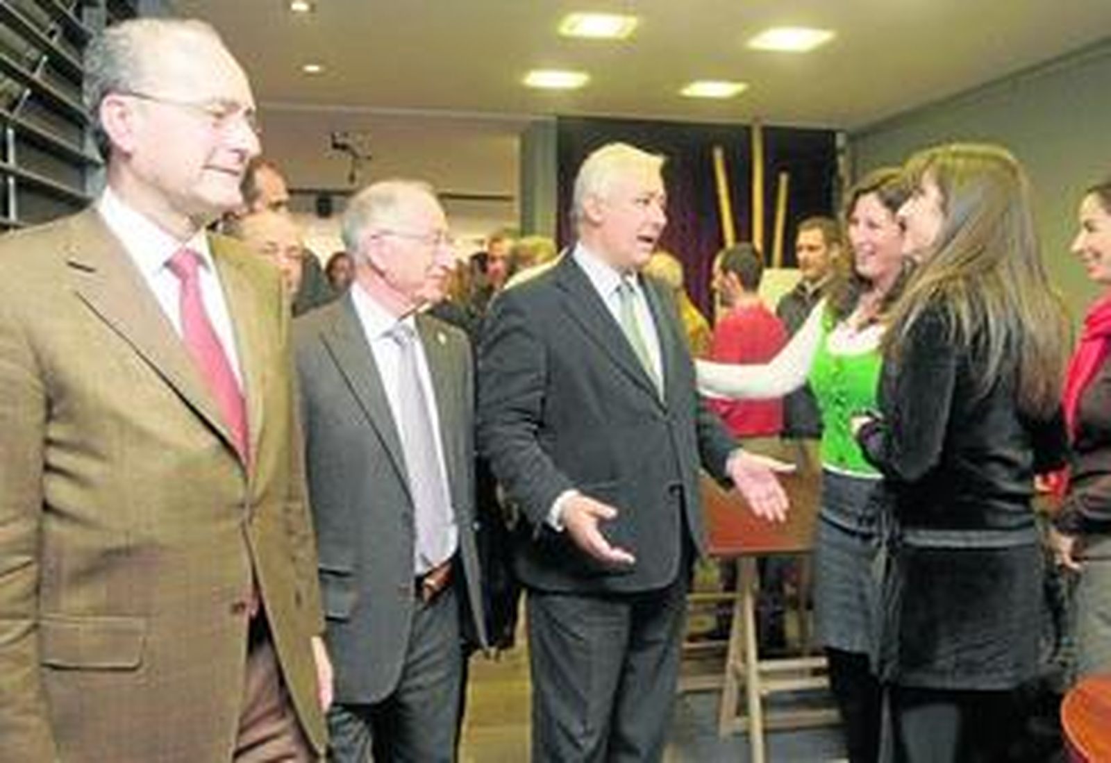 Javier Arenas en la sede electoral del PP en Almería inaugurada momentos antes en la calle Zaragoza.