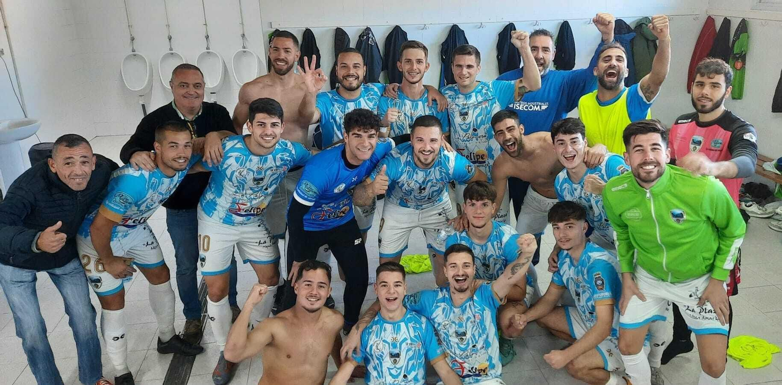 Los jugadores del conjunto carbonero y su cuerpo técnico celebran su victoria frente al Vícar Cultural.