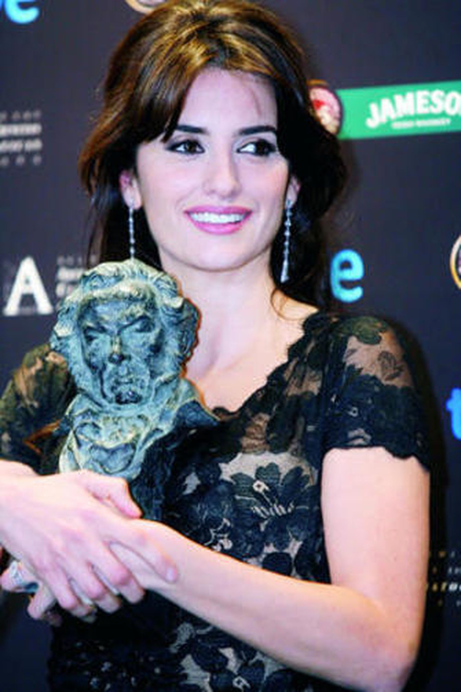 Penélope Cruz, anoche, abrazada a su tercer Goya.