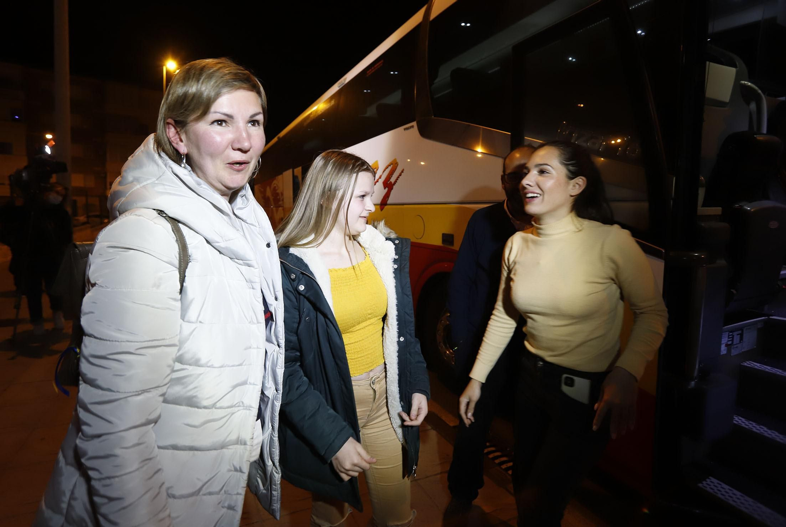 Imágenes de la emocionante llegada de los ucranianos refugiados a Huelva