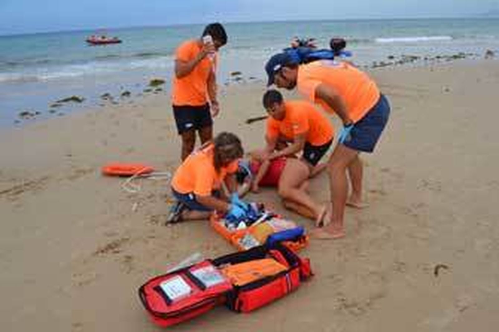 Efectivos de Protección Civil asisten a un bañista en apuros, durante el simulacro.