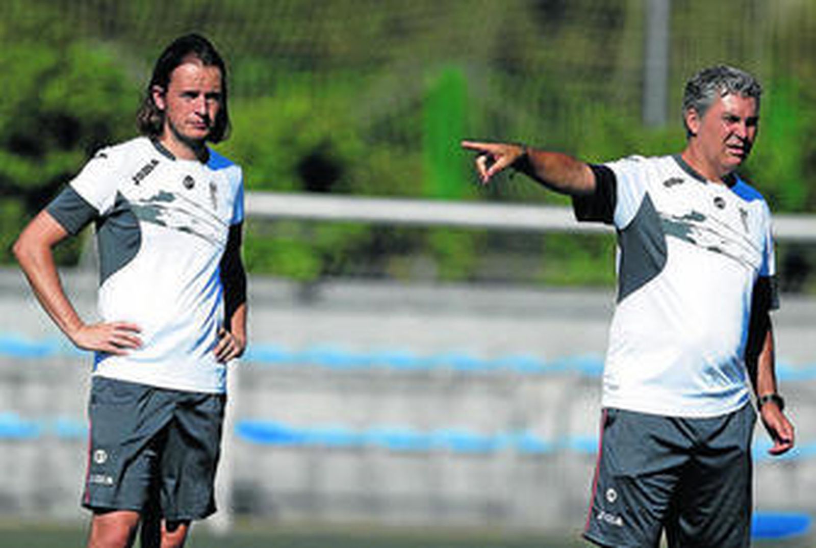 Joseba Aguado (d), en un entrenamiento de la campaña recién finalizada acompañado por David Tenorio.