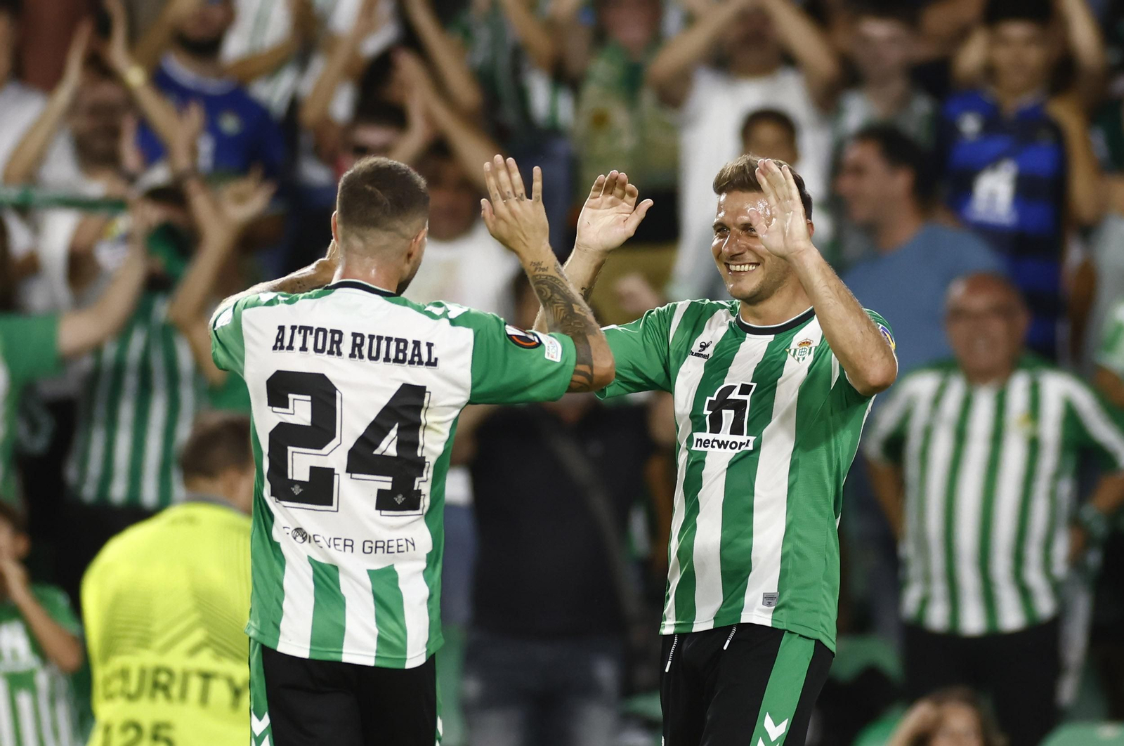 Aitor Ruibal felicita a Joaquín.