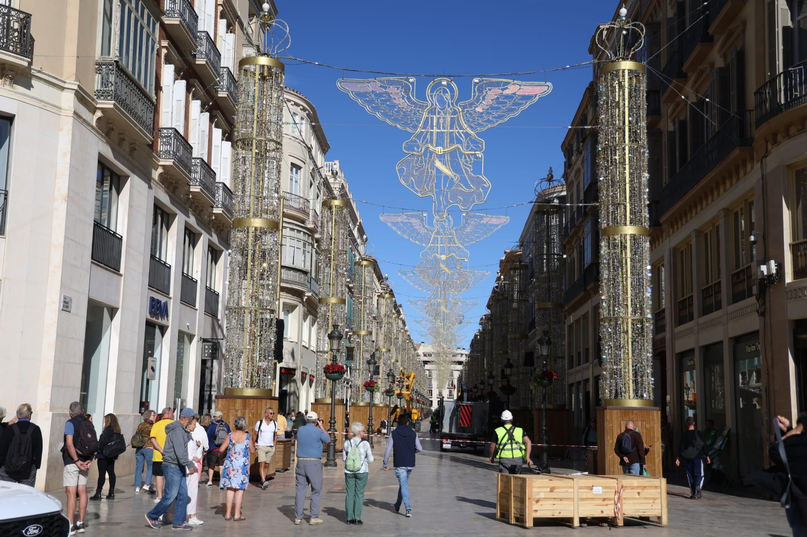 Empieza el montaje del alumbrado de Navidad de calle Larios