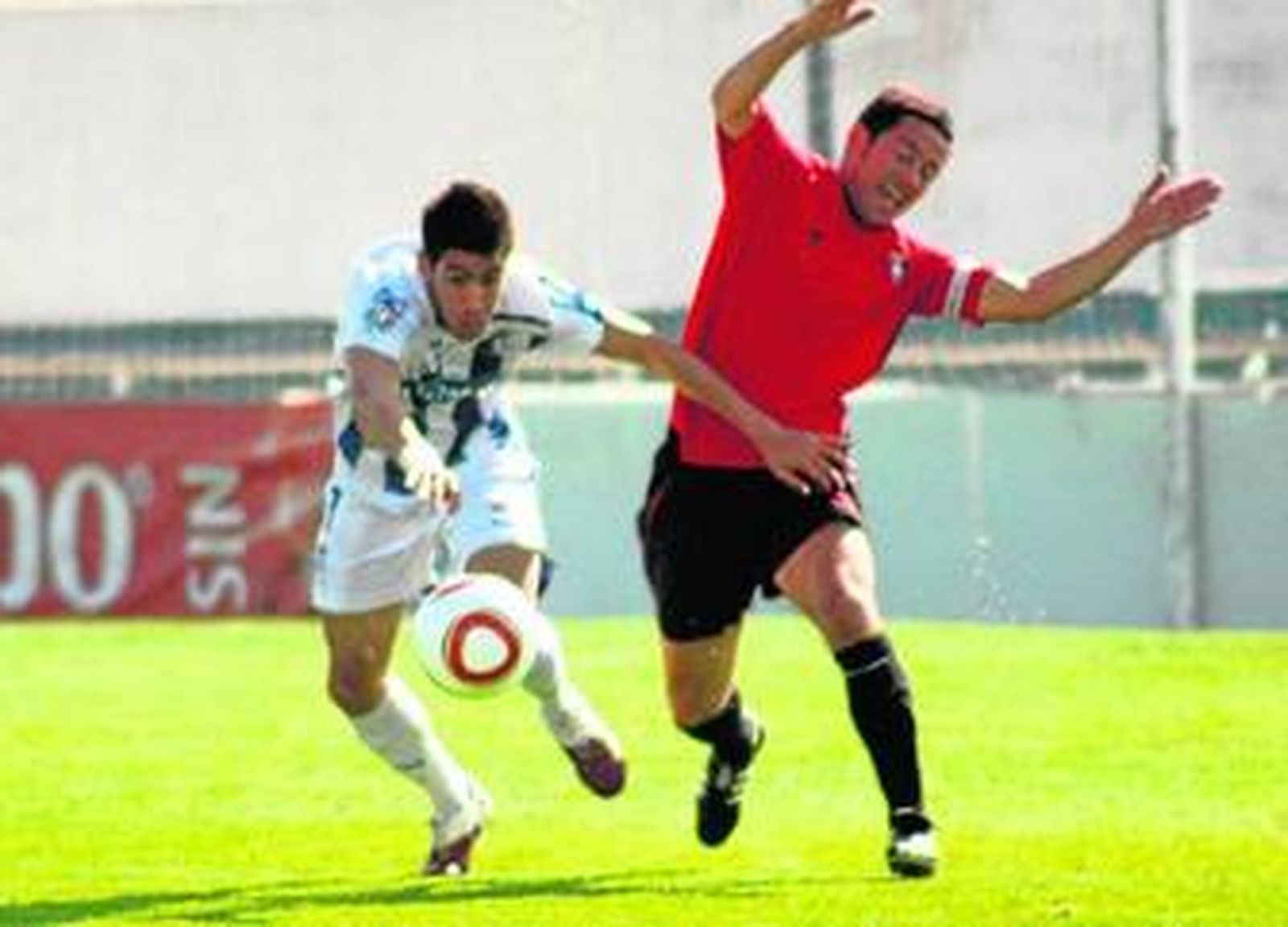 El capitán del Ayamonte, Manolo Barba (derecha), una baja importante de cara al choque contra el Algeciras.