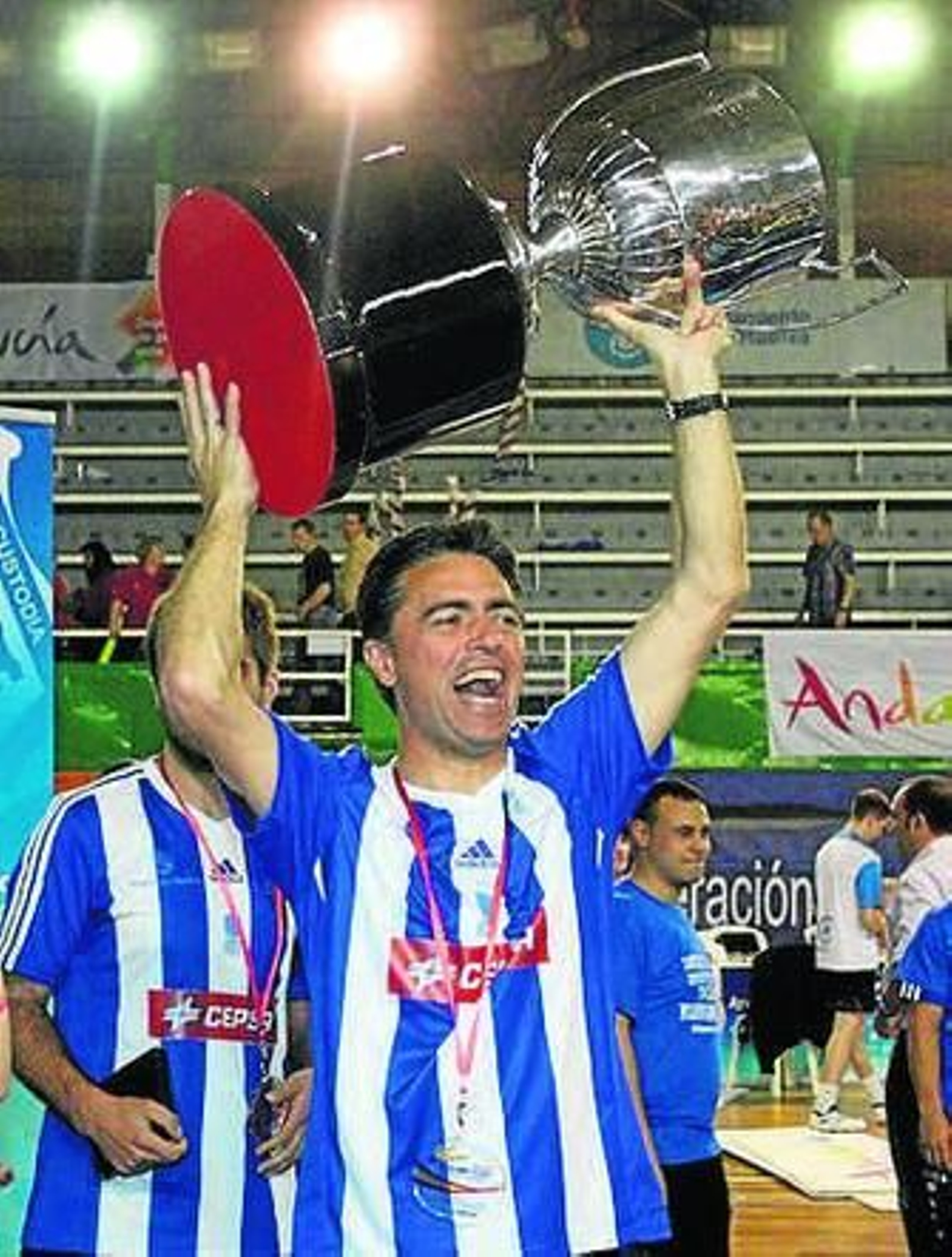 Paco Ojeda, con la copa de la Liga.