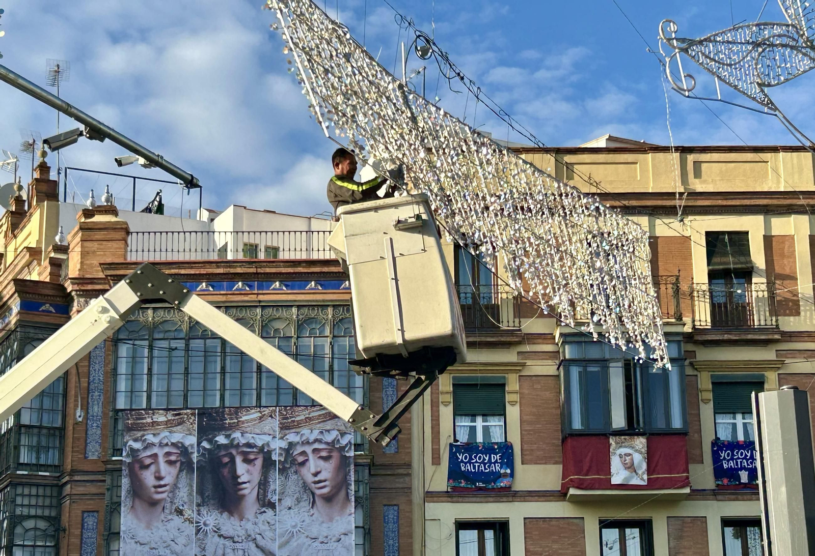 Desmontaje de las luces del Altozano por segunda vez