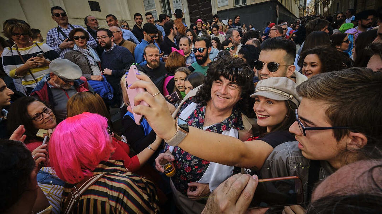 Aficionados intentando inmortalizar el momento junto a El Selu.