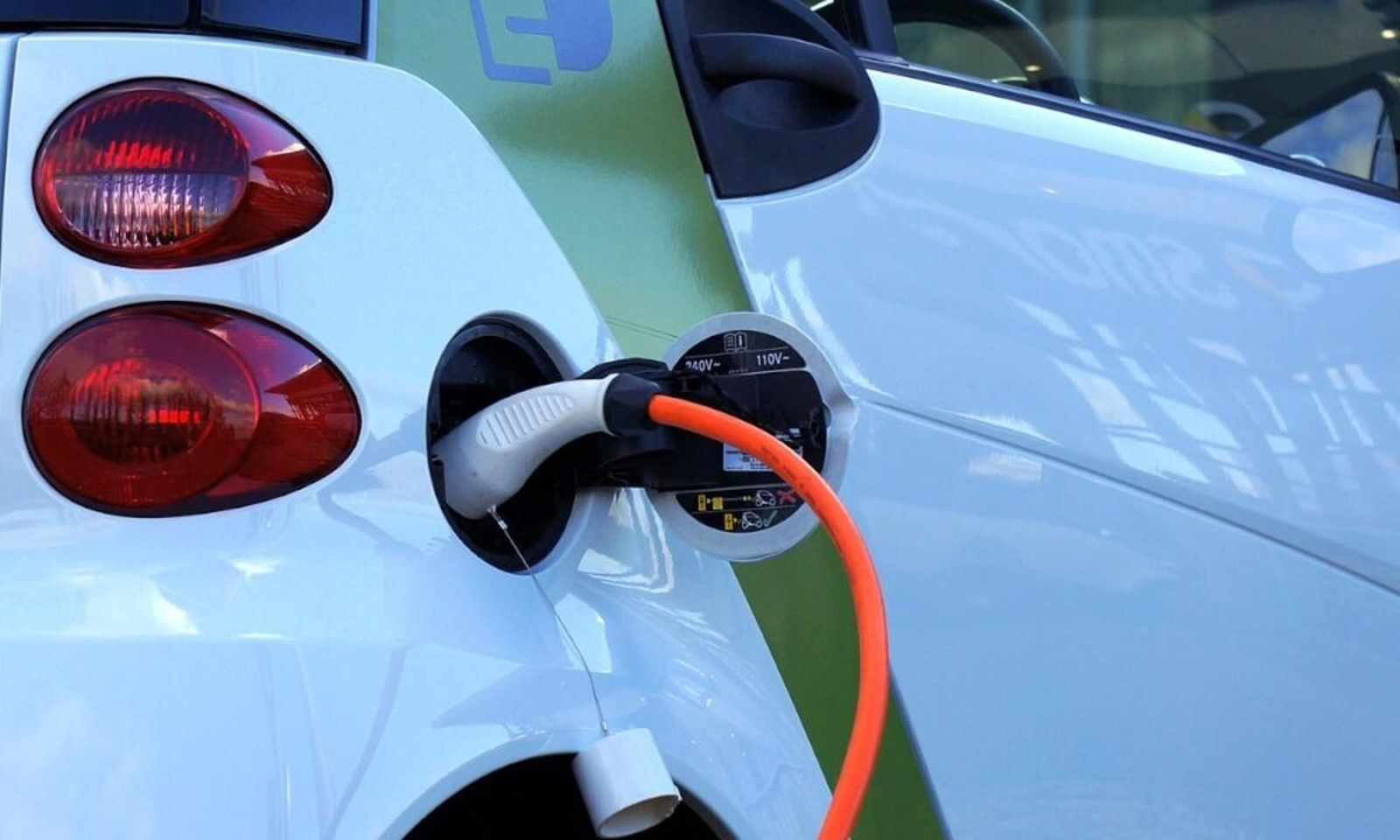 Póliza Respira de Línea Directa: El seguro a todo riesgo para coches eléctricos e híbridos enchufables por menos de 250€