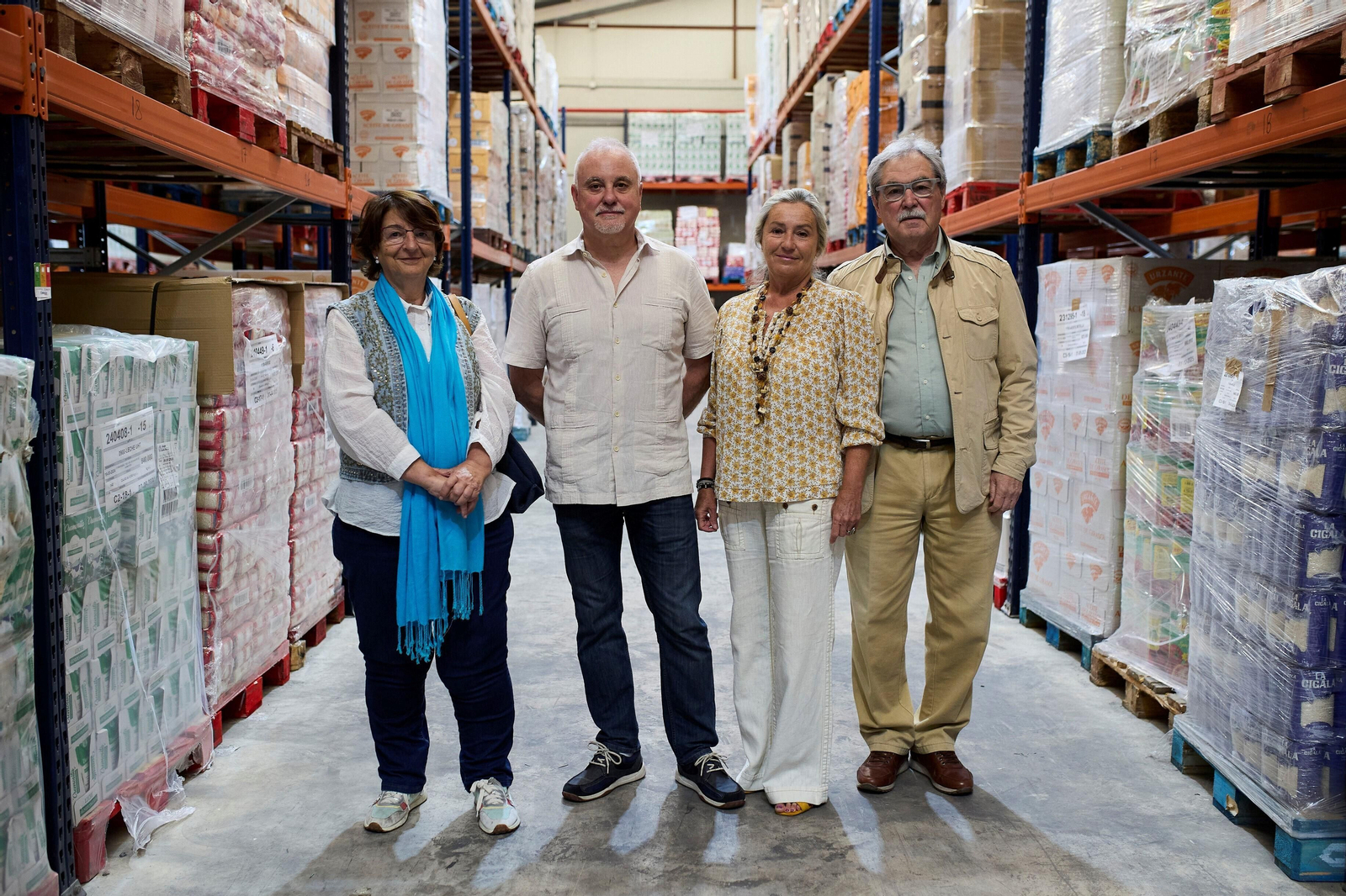 De izquierda a derecha, los voluntarios Salvadora Llorente, Justo Carmona, Cristina Sánchez y Rafael Blasco en el Banco de Alimentos de Sevilla.