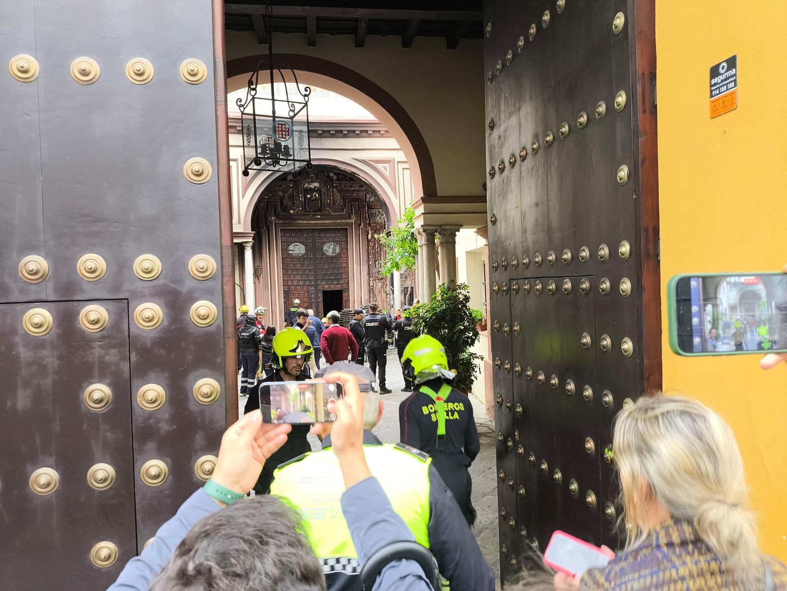Fotos del incendo en la iglesia de San Antonio Abad, sede de la hermandad del Silencio