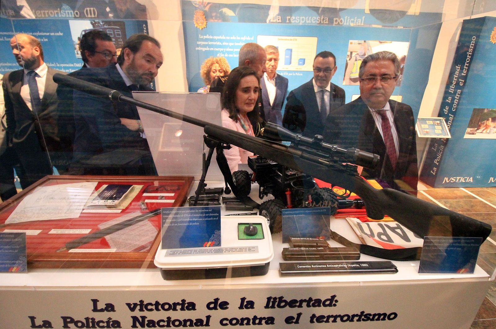 Juan Ignacio Zoido, ministro del Interior, presenta en la Comandancia de la Guardia Civil la nueva versión de AleryCops y el dispositivo del Rocío y posteriormente acude a la Diputación de Huelva para visitar la exposición sobre el terrorismo, en imágenes