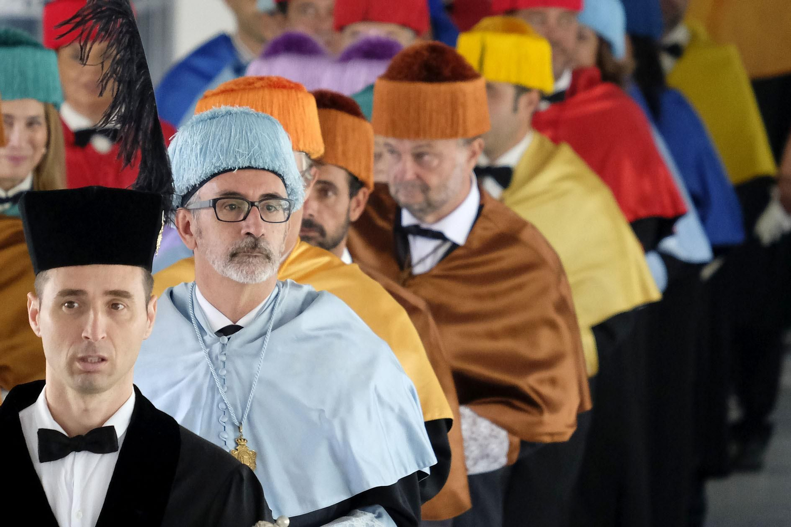 Francisco Piniella, de celeste, el pasado lunes durante el acto de apertura del curso universitario en Puerto Real.