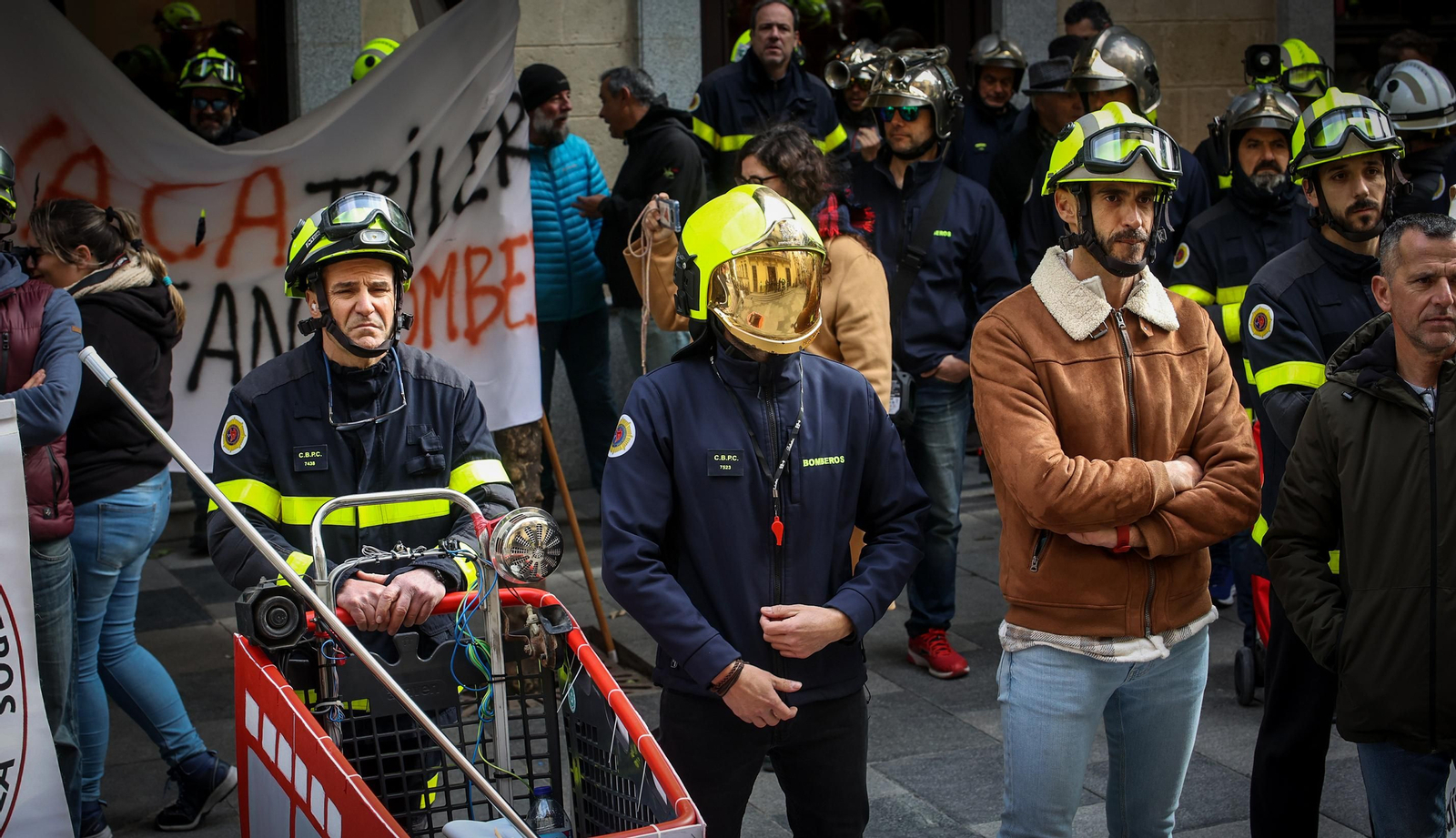 Los bomberos de Jerez marchan hasta el Ayuntamiento