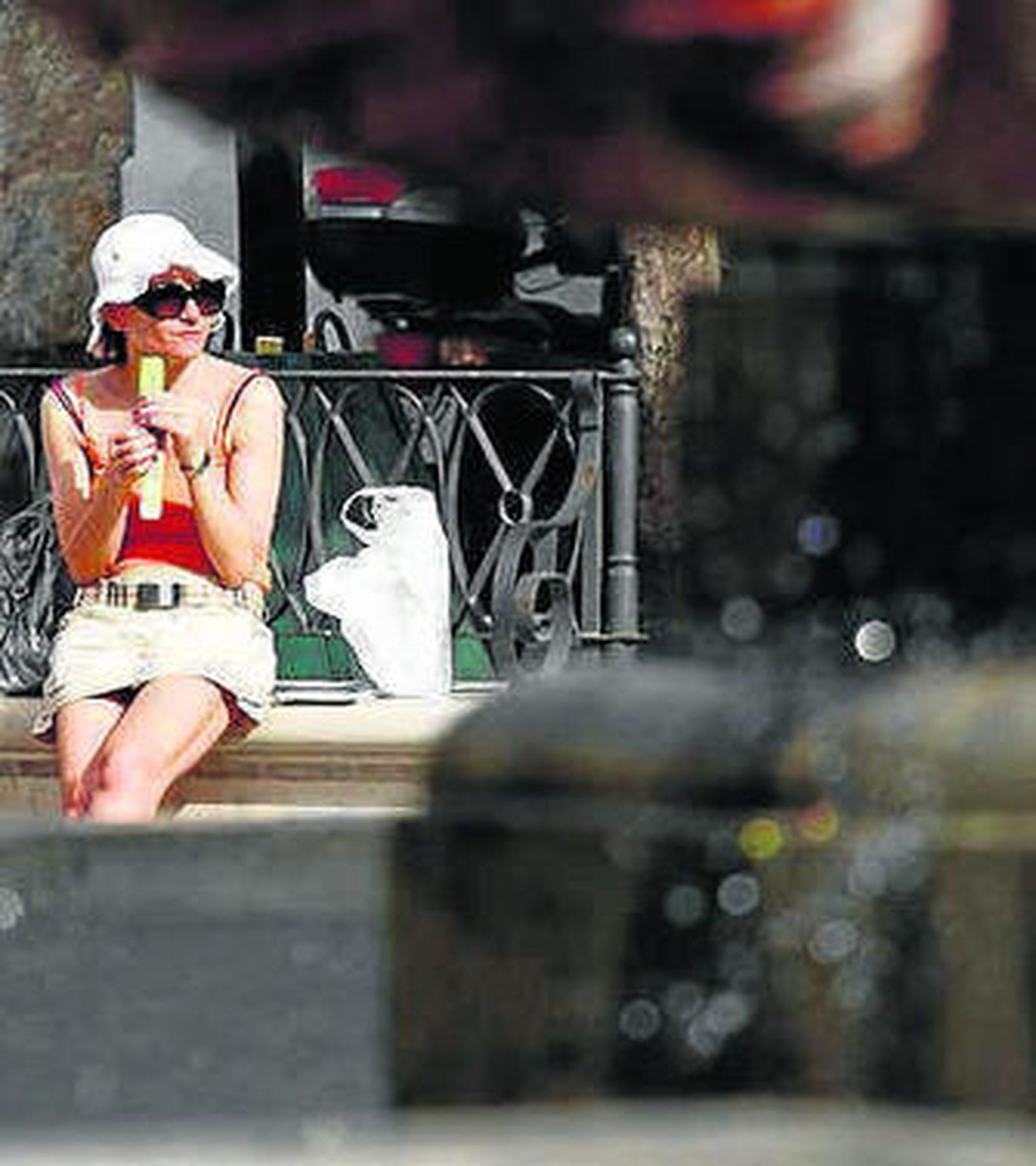 Una turista se refresca.